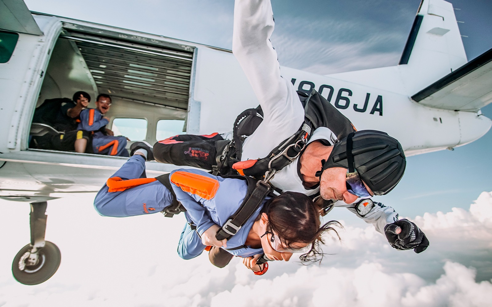 5ef51cafadd5c95478e159d9f2c106ef-skydiving